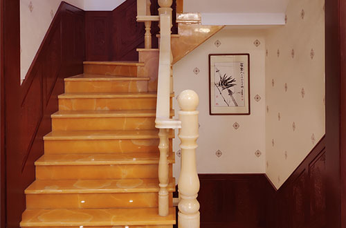 蚌埠中式别墅室内汉白玉石楼梯的定制安装装饰效果