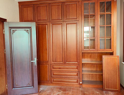蚌埠中式家庭装修里定制的实木衣柜效果图